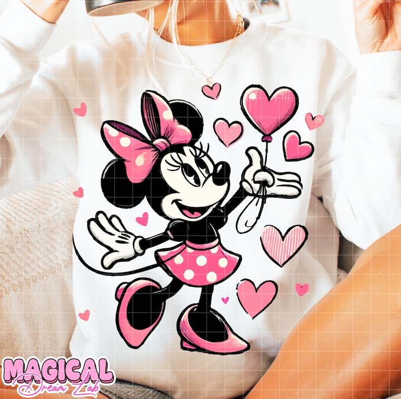 Puede incluir: Sudadera blanca con un dise&ntilde;o de Minnie Mouse. Minnie est&aacute; representada en negro, rosa y blanco, sosteniendo un globo en forma de coraz&oacute;n rosa. Corazones rosas est&aacute;n dispersos alrededor del personaje. La sudadera tiene el texto "MAGICAL Dream Lab".