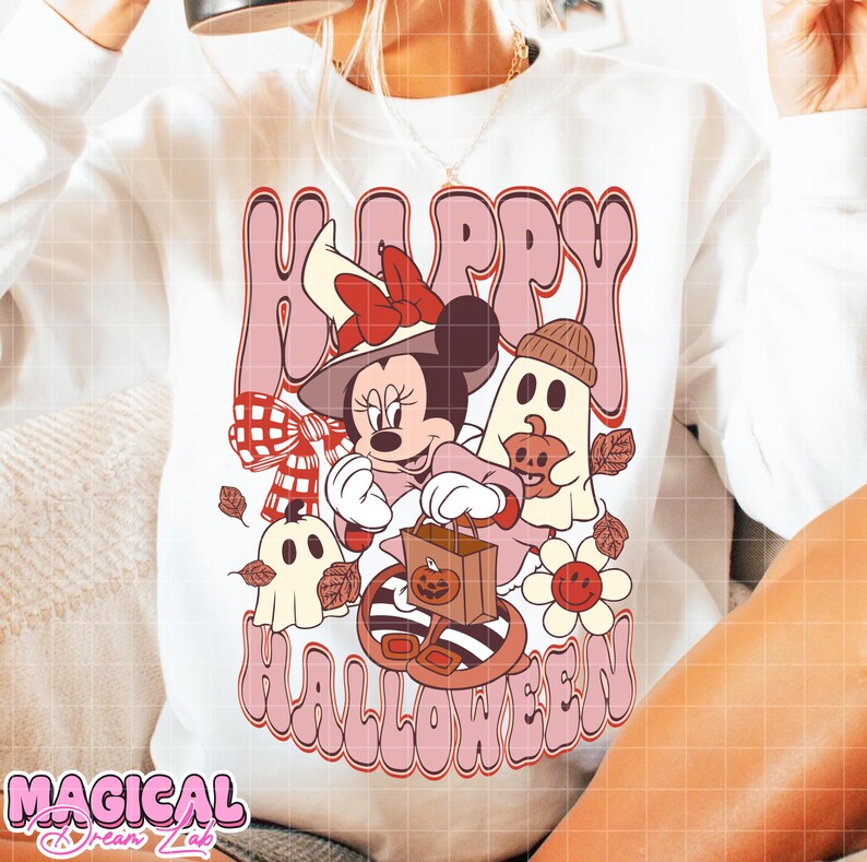 K&ouml;nnte beinhalten: Wei&szlig;es Sweatshirt mit einem Retro-Grafikdesign von Minnie Mouse mit Hexenhut, Geistern und den Worten "Happy Halloween" in Rosa. Minnie Mouse h&auml;lt eine braune Papiert&uuml;te mit einem K&uuml;rbis.