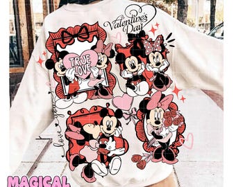 Può includere: Felpa bianca con grafiche di Topolino e Minnie per San Valentino. I disegni includono cuori, rose e le scritte "True Love" e "Valentine's Day". La felpa presenta anche un logo "Magical Dream Lab".