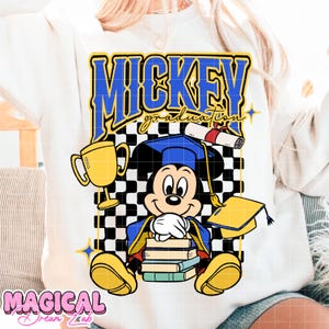 Peut inclure: Sweat-shirt blanc avec un motif de remise de diplôme de Mickey Mouse. Le graphisme comprend Mickey en chapeau et toge de remise de diplôme, tenant des livres, avec les mots "Mickey Graduation" en bleu et jaune. Un trophée et un diplôme dorés sont également représentés.