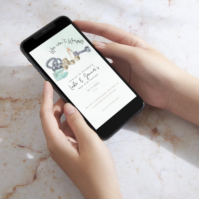 Peut inclure: Une invitation num&eacute;rique sur l'&eacute;cran d'un smartphone pour une f&ecirc;te pr&eacute;natale. L'invitation est pour une f&ecirc;te pr&eacute;natale pour le nouveau partenaire de gym de Luke & Jennif. L'invitation dit "We can't weight" et pr&eacute;sente une illustration aquarelle d'une halt&egrave;re, d'un biberon de lait pour b&eacute;b&eacute; et d'un hochet.