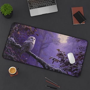 Könnte beinhalten: Rechteckige Schreibtischunterlage mit einer Illustration einer Eule auf einem Ast in einem mondbeschienenen Wald. Die Farbpalette umfasst Lila, Grau und Weiß. Eine Computermaus liegt auf der Unterlage.