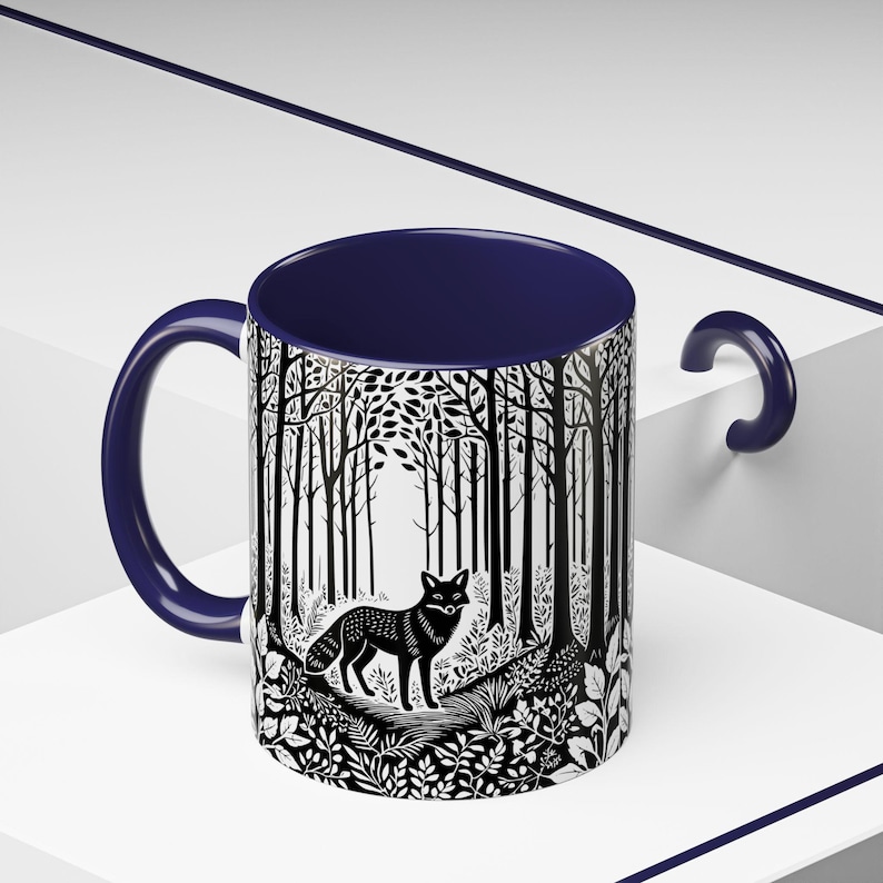キツネのリノプリント フォレストコア セラミック コーヒーマグ | キツネグッズ | 動物好きへのギフト | 自然好きへのギフト | コーヒー好きへのギフト | コテージコア ギフト Navy