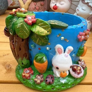 Maceta de conejito caprichosa pintada a mano. Maceta de cerámica estilo jardín de hadas con detalles de zanahoria, mariquita y árbol. ¡Un regalo adorable para tu mascota!