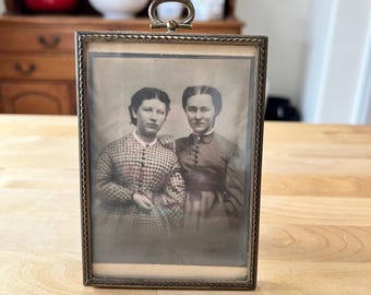 1860年代のアンティークティンタイプ写真、寄宿学校の女子生徒2人、コネチカット州、真鍮フレーム付き