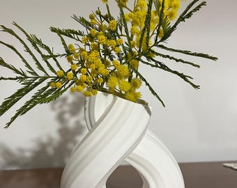 Flow pot – a modern decorative vase with a sculptural design