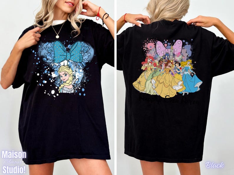 Pode incluir: Camiseta preta com um gr&aacute;fico frontal de Elsa de Frozen dentro de um design de orelha do Mickey Mouse com um la&ccedil;o azul. A parte de tr&aacute;s da camisa mostra princesas da Disney. A camisa tem um ajuste folgado.