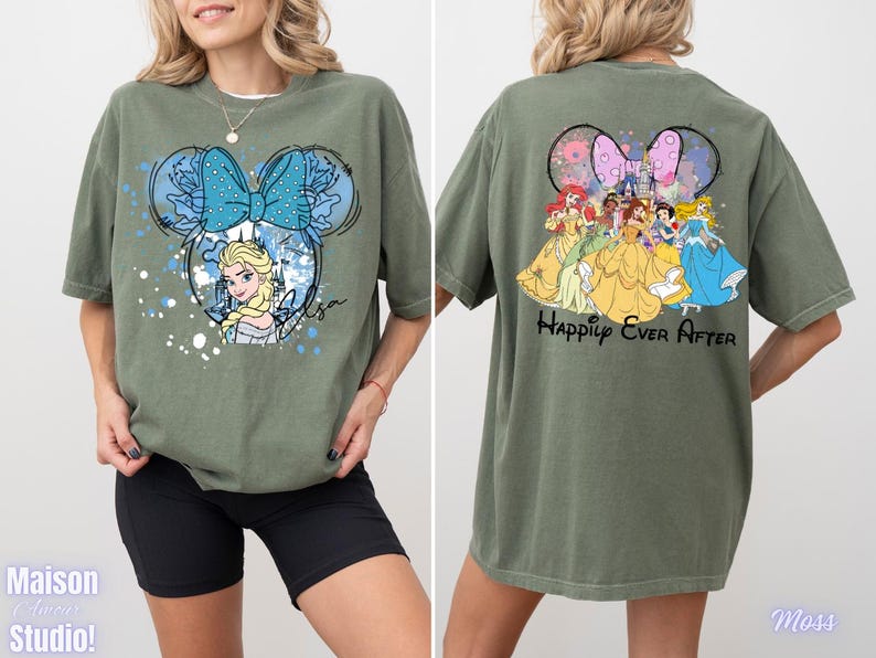 Pode incluir: Camiseta verde oliva com um desenho animado de Elsa com um la&ccedil;o azul e o nome "Elsa". A parte de tr&aacute;s da camisa mostra princesas da Disney com o texto "Happily Ever After".