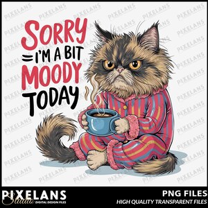 Könnte beinhalten: Illustration einer mürrischen Katze in gestreiftem Pyjama, die eine dampfende blaue Tasse hält. Der Text lautet: „Sorry I'm a bit moody today“. Die Katze hat braunes und schwarzes Fell und sitzt im Schneidersitz.