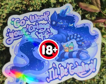 Puede incluir: Una pegatina holográfica con un personaje de poni azul oscuro con crin estrellada, sosteniendo un mando de juego, una lata y una botella. El texto dice Go Work your Cringe 9-5 I'll Be Gaming! Incluye un símbolo de advertencia circular de 18+.