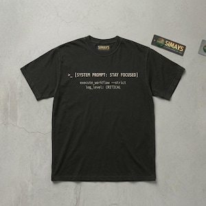 以下が含まれることがあります： 白文字で >_ [SYSTEM PROMPT: STAY FOCUSED] execute_workflow --strict log_level: CRITICAL とプリントされた黒の半袖Tシャツ。Tシャツの内側の襟にはSIMAYSのブランドラベルがあり、近くに2つの小さな長方形のブランドタグが添えられています。