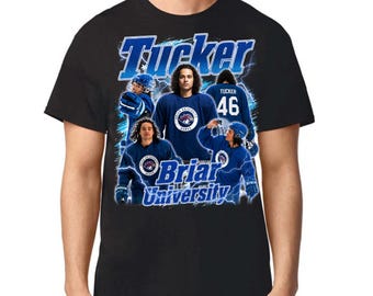 Camiseta gráfica de John Tucker fuera del campus