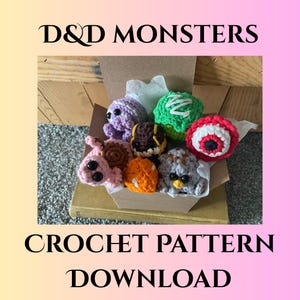 Könnte beinhalten: Eine Sammlung handgefertigter Häkelmonster in einem Pappkarton. Die Monster sind in verschiedenen Farben gehalten, darunter Lila, Grün, Rot und Orange. Der Text "D&D MONSTERS" und "CROCHET PATTERN DOWNLOAD" sind oberhalb und unterhalb der Monster zu sehen.