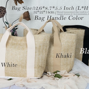 K&ouml;nnte beinhalten: Drei gewebte Tragetaschen mit wei&szlig;en, khakifarbenen und schwarzen Griffen. Die Taschen messen ca. 32 x 22 x 14 cm. Die Taschen sind aus einem hellfarbigen Webmaterial gefertigt. Der Text auf dem Bild lautet "Bag Handle Color".