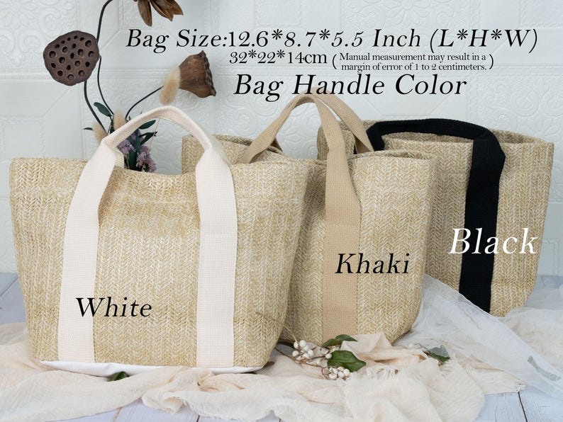 K&ouml;nnte beinhalten: Drei gewebte Tragetaschen mit wei&szlig;en, khakifarbenen und schwarzen Griffen. Die Taschen messen ca. 32 x 22 x 14 cm. Die Taschen sind aus einem hellfarbigen Webmaterial gefertigt. Der Text auf dem Bild lautet "Bag Handle Color".
