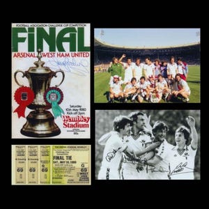 Puede incluir: Un collage de recuerdos futbolísticos. Incluye un cartel de la final con un trofeo, fotos de equipos y entradas. El cartel dice "ARSENAL WEST HAM UNITED" y "Wembley Stadium". Las entradas son para la "FINAL" del 10 de mayo de 1980.
