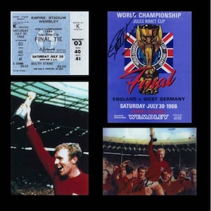 Peut inclure: Un billet vintage pour la finale de la Coupe du monde de football de 1966 entre l'Angleterre et l'Allemagne de l'Ouest au stade de Wembley. Le billet est bleu et blanc avec le texte "Championnat du monde Coupe Jules Rimet Finale" et "Angleterre v Allemagne de l'Ouest Samedi 30 juillet 1966 Wembley".