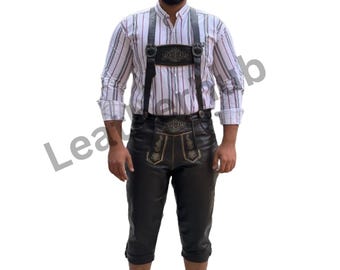 Könnte beinhalten: Ein weiß-schwarz gestreiftes Hemd mit einem schwarzen Lederträger und einer passenden schwarzen Lederhose. Die Hose hat ein goldenes Stickmuster.