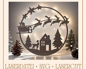 Puede incluir: Un adorno de madera cortado con láser que representa a Papá Noel volando en un trineo tirado por renos, una casa y un árbol de Navidad. El adorno tiene forma circular con una textura de madera.