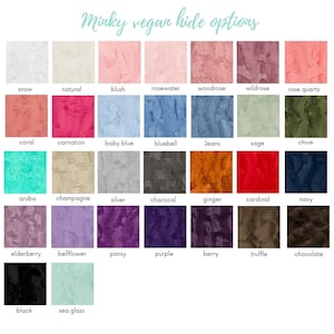 Pode incluir: Uma cartela de cores intitulada Minky vegan hide options exibindo trinta e cinco amostras de tecido quadradas em v&aacute;rios tons, incluindo snow, natural, blush, rosewater, woodrose, wildrose, rose quartz, coral, carnation, baby blue, bluebell, jeans, sage, chive, aruba, champagne, silver, charcoal, ginger, cardinal, navy, elderberry, bellflower, pansy, purple, berry, truffle, chocolate, black e sea glass.