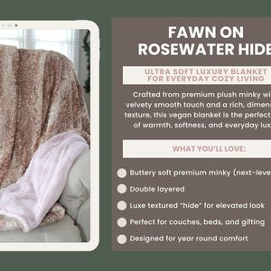 Pode incluir: Uma manta de pel&uacute;cia com textura de padr&atilde;o de cervo castanho e branco sobre uma cadeira, ao lado de um painel de texto intitulado FAWN ON ROSEWATER HIDE. O texto descreve o artigo como uma manta de luxo ultra macia feita de minky premium.