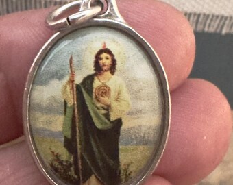 Juego de 5 medallas coloridas de San Judas con la frase &quot;Ruega por nosotros&quot; en el reverso, 1 pulgada