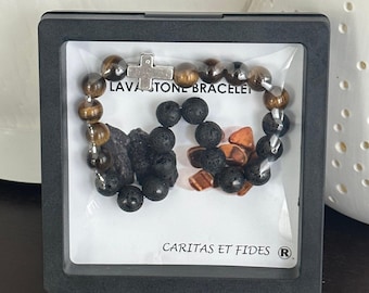 Pulsera elástica de ojo de tigre y piedra de lava negra con dije de cruz, Caritas Et Fides, hecha en Portugal, joyería católica, en caja.