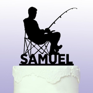 Peut inclure: Silhouette noire d'une personne assise sur une chaise pliante et tenant une canne à pêche. Le nom "Samuel" est écrit sous la figure.