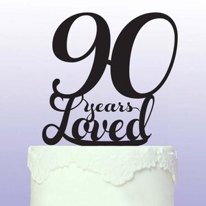 Puede incluir: Topper para pastel de acrílico negro con el número 90 y el texto "years loved".