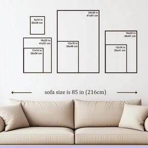 Op de afbeelding: Een beige bank van 216 cm breed onder een wandpresentatie van zwarte rechthoekige kaders. De kaders zijn gelabeld met afmetingen zoals 20x25 cm, 28x36 cm, 30x41 cm, 30x46 cm, 41x51 cm, 46x61 cm en 61x91 cm, inclusief de imperiale equivalenten.