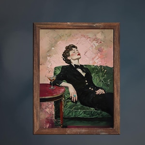 Kobieta na kanapie z Martini | Miękkie tonalne malarstwo olejne | Dekoracja wózka barowego Cocktail Art | Estetyczny prezent w postaci malarstwa olejnego, dekadencka młoda kobieta