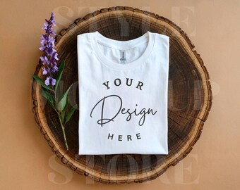 Maqueta de camiseta blanca Gildan 5000 con diseño plano: Camiseta rústica doblada (descarga digital)