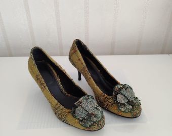 Zielone tweedowe szpilki z kwiatowymi koralikami w stylu vintage, romantyczne buty, kwiatowe czółenka w stylu cottagecore