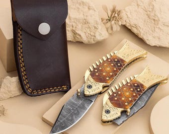 Couteau pliant fait main en acier damas : manche en laiton gravé, cadeau de garçon d'honneur