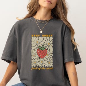 Comfort Colors Strawberry Shirt, Strawberry Lovers Shirt, Cute Fruit Shirt, Retro Strawberry T-Shirt, Vintage Cottagecore Strawberry Shirt