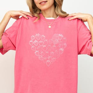 Comfort Colors Strawberry Shirt, Strawberry Lovers Shirt, Cute Fruit Shirt, Retro Strawberry T-Shirt, Vintage Cottagecore Strawberry Shirt