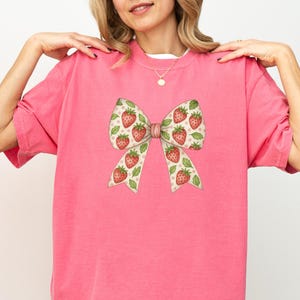 Comfort Colors Strawberry Shirt, Strawberry Lovers Shirt, Cute Fruit Shirt, Retro Strawberry T-Shirt, Vintage Cottagecore Strawberry Shirt