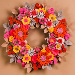 Corona de flores silvestres de fieltro hecha a mano: decoración rústica para puerta, 43 cm