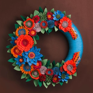 Corona de flores silvestres de fieltro: decoración vibrante para el hogar estilo granja