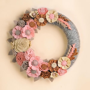 Corona rústica de flores de fieltro: decoración rústica para la puerta de entrada