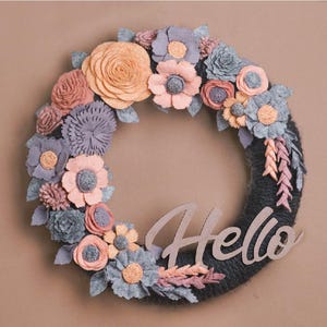 Corona de flores de fieltro: Corona rústica de hola, base de crochet gris