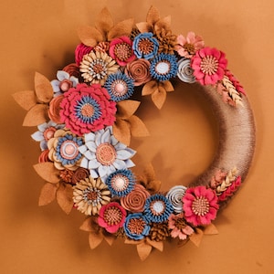 Corona de flores de fieltro neutra: decoración rústica para la puerta de entrada