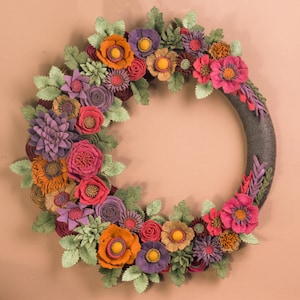 Corona de flores de fieltro: decoración rústica para la puerta de entrada