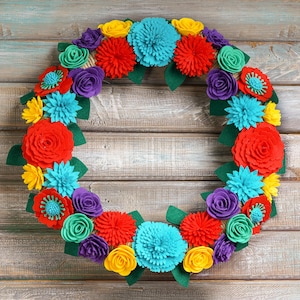 フェルトフラワーのドアリース：個性的なファームハウス風デコレーション