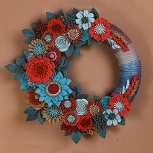 Corona de flores de fieltro: decoración rústica para puerta, ideal para todo el año (3,35 cm)