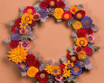 Corona de flores de fieltro para puerta, decoración veraniega estilo casa de campo.