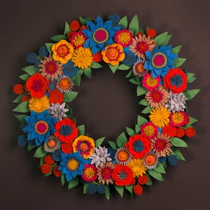 Corona de fieltro con flores silvestres: decoración artesanal para puertas de estilo rústico