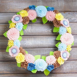 Corona de flores de fieltro: Letrero de bienvenida para puerta hecho a mano