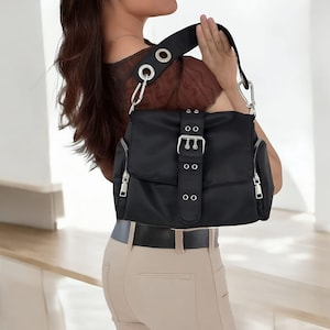 Nylon Damen Schulter Umhängetasche mit modischen Nieten Details, Axillar Design, Markenname Damen Handtasche
