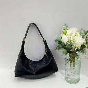 Women&#39;s Shoulder Bag with Zipper, Crescent-Shaped Satchel in PU Leather, Slouchy Style with Interior Pocket, Perfect for Work and Travel.